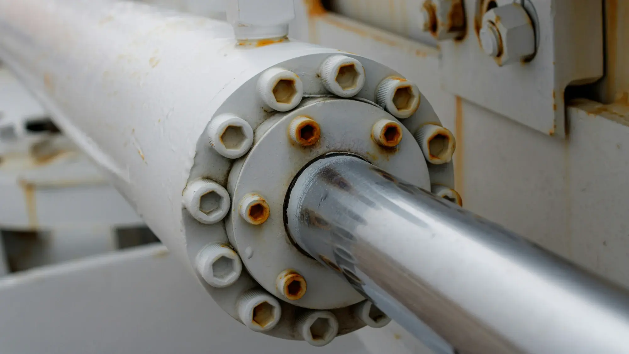 Hydraulic cylinder repair and refurbishment components in an engineering workshop